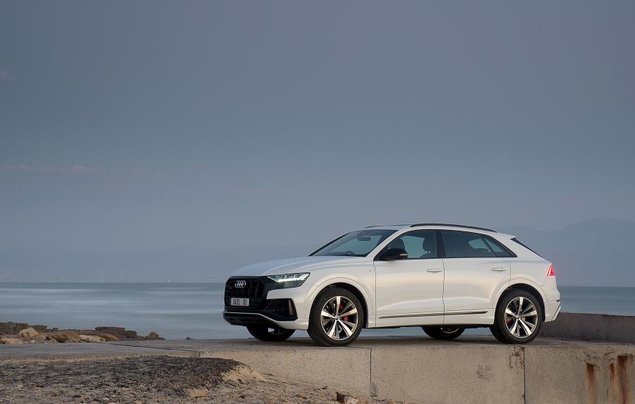  Audi Q8 55 TFSI Quattro S-Line 2019 года  (ZA) (фото 4 из 13)